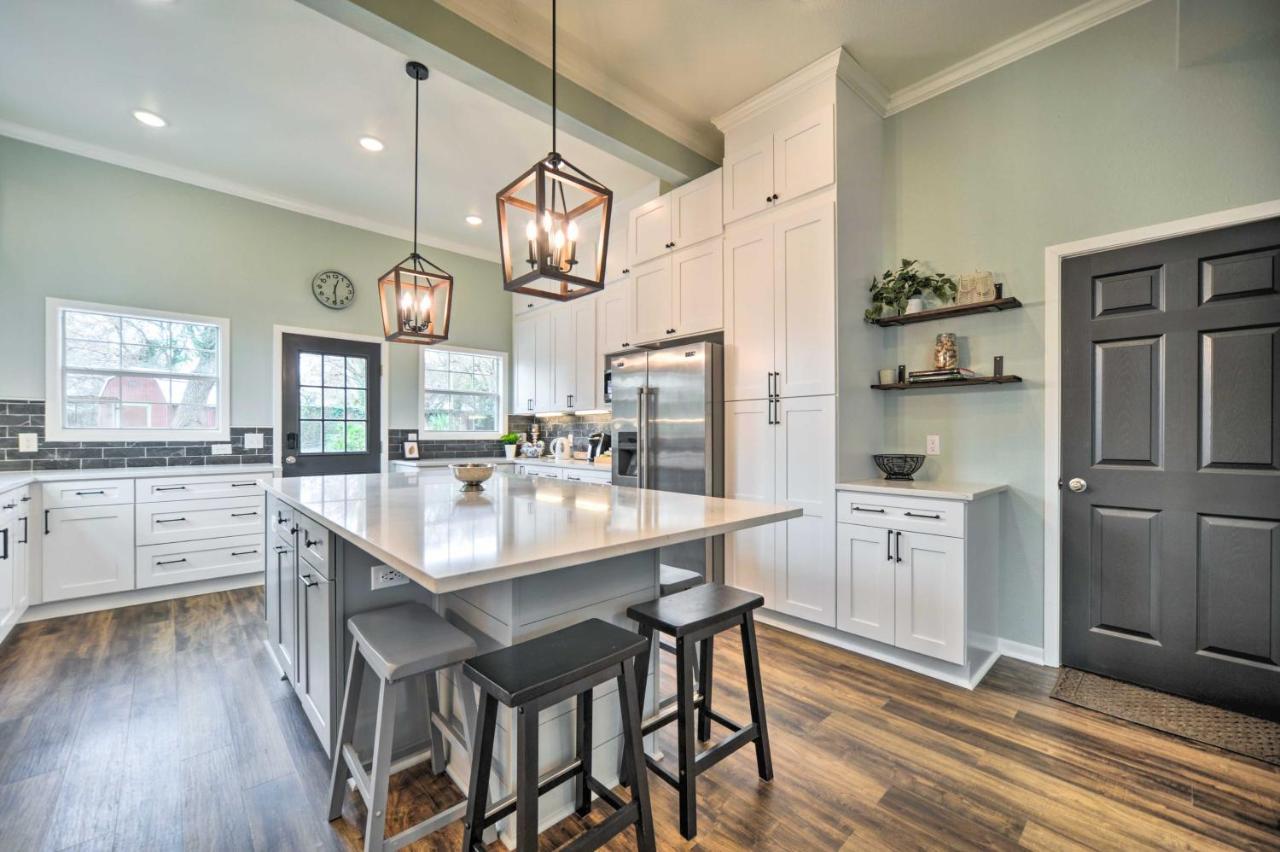 Spacious Abode, Walk To Texas Heroes Square! Gonzales Exterior photo