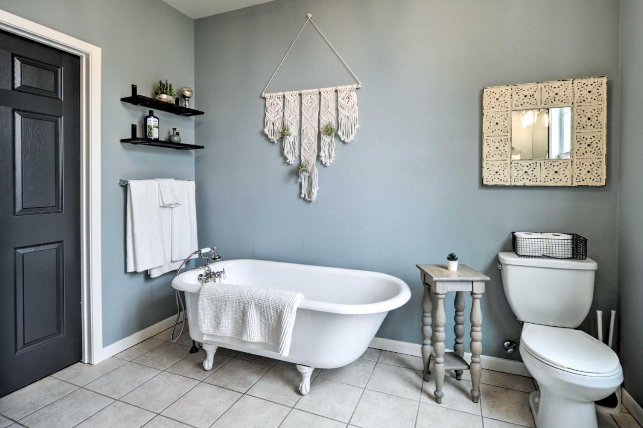 Spacious Abode, Walk To Texas Heroes Square! Gonzales Exterior photo
