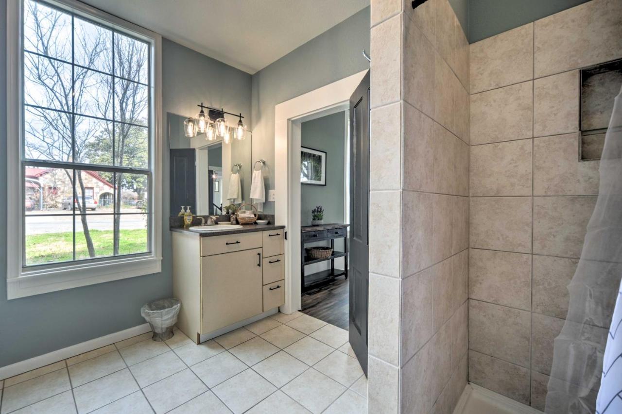 Spacious Abode, Walk To Texas Heroes Square! Gonzales Exterior photo